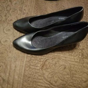 George black heels (Women's) (size 7 1/2) (READ DESCRIPTION)